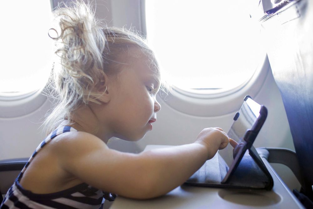 Viaggi in aereo con bambini: giocare col tablet per far "volare" il viaggio