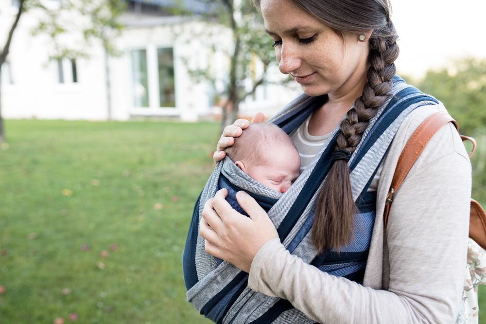 La moda del babywearing: la fascia lunga rigida