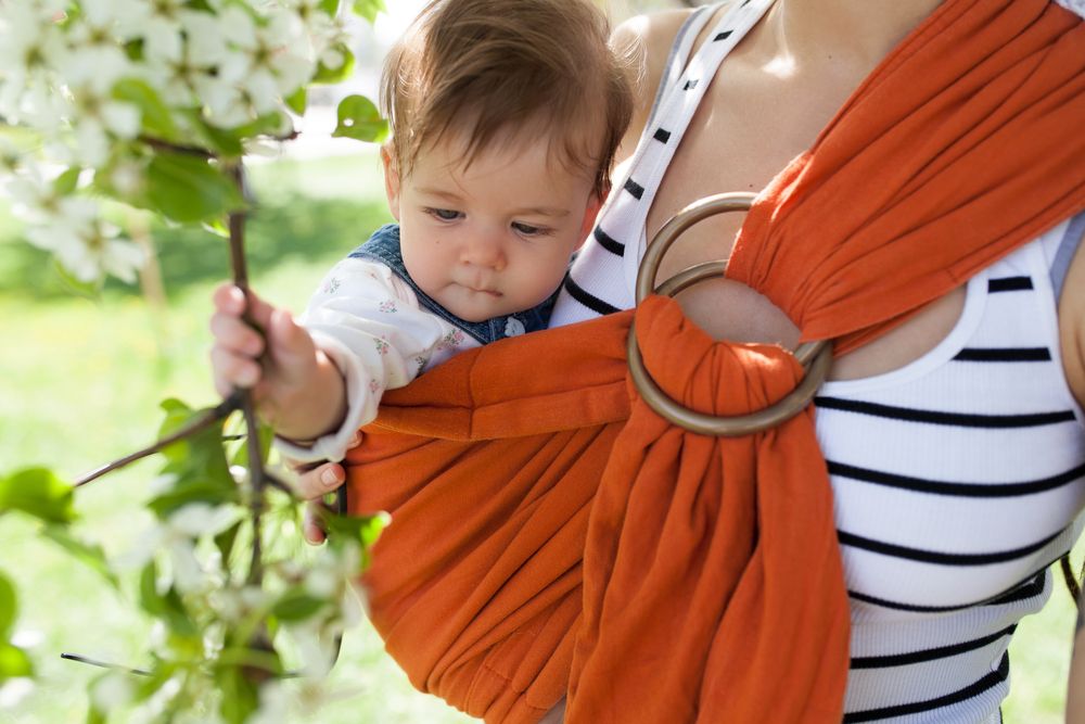 La moda del babywearing: la fascia ad anelli 
