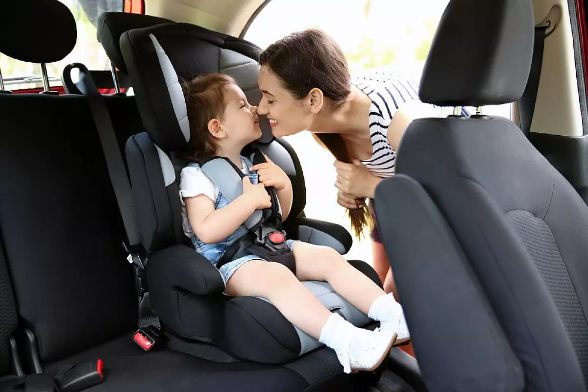 Bambini in auto: viaggiare in seggiolino 