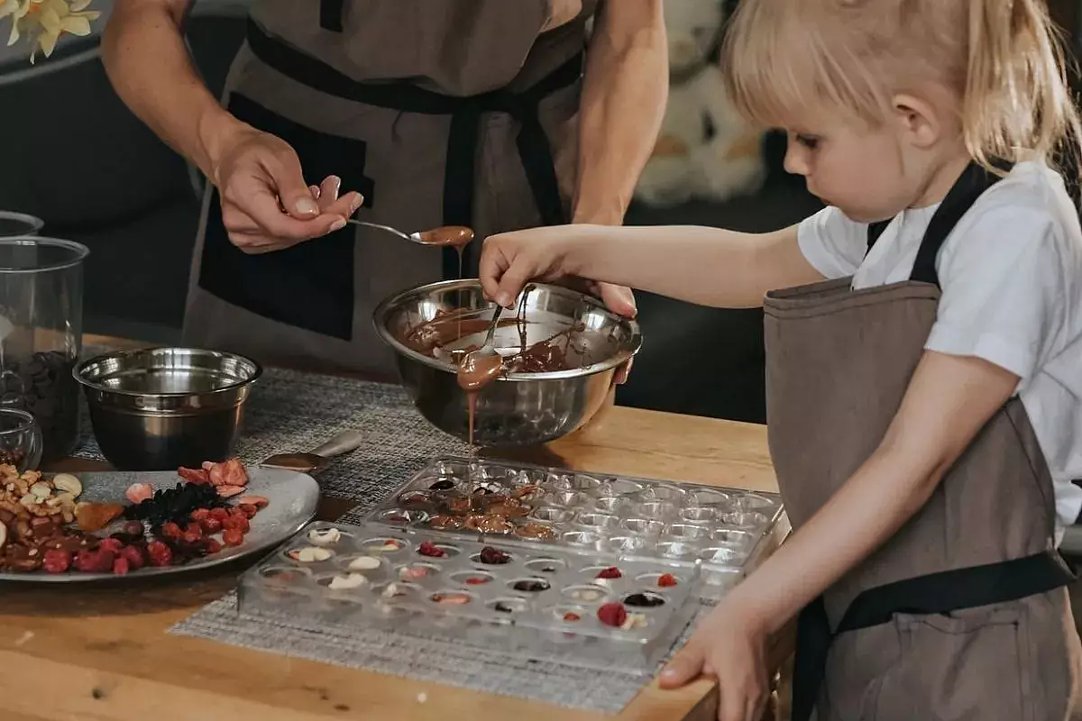 Bambina realizza cioccolato, Fabbrica La Perla di Torino