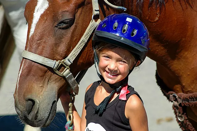 Bambina con cavallo