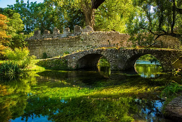 giardino di ninfa luogo magico per bambini