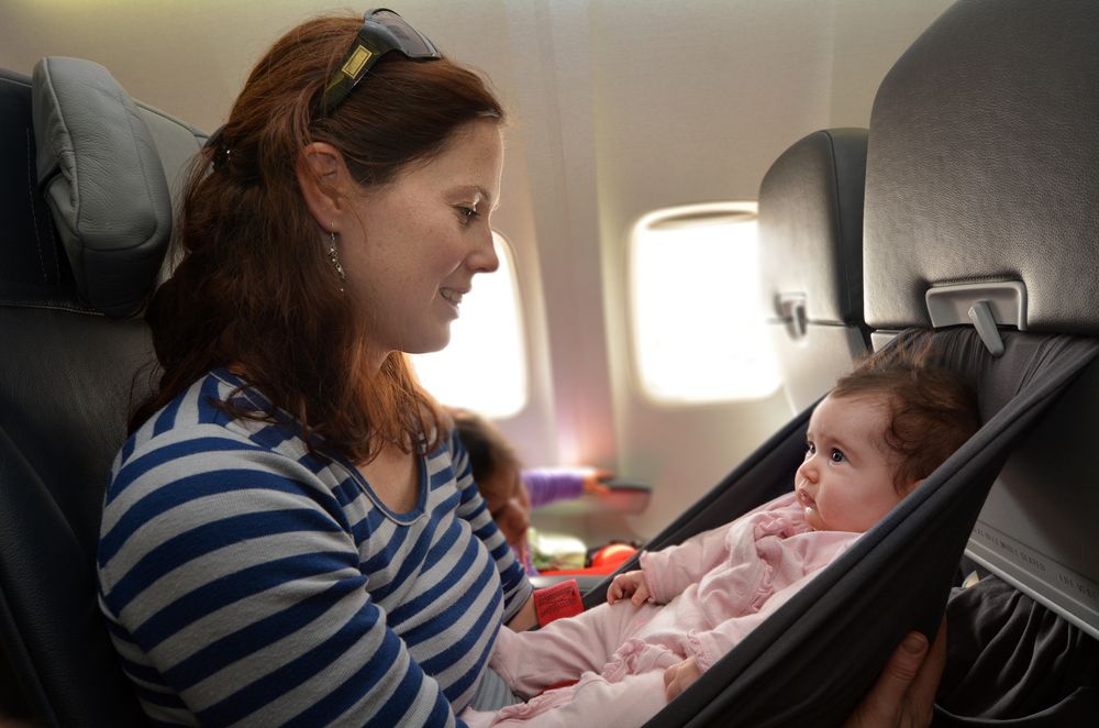 Viaggi in aereo con bambini: la culla