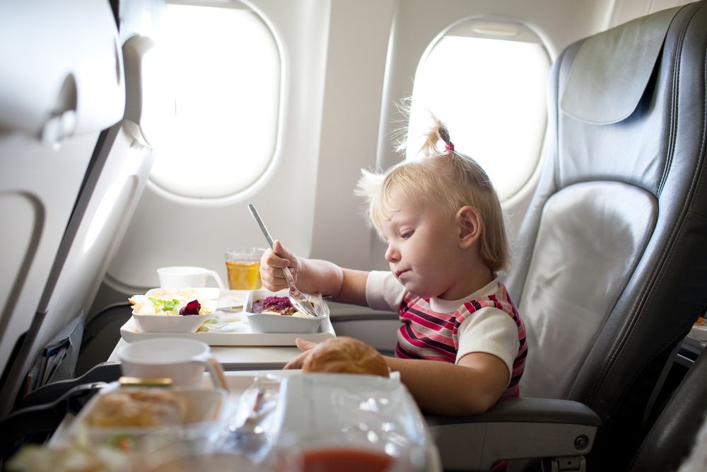 Viaggi in aereo con bambini: uno spuntino in volo per non perdere le energie 