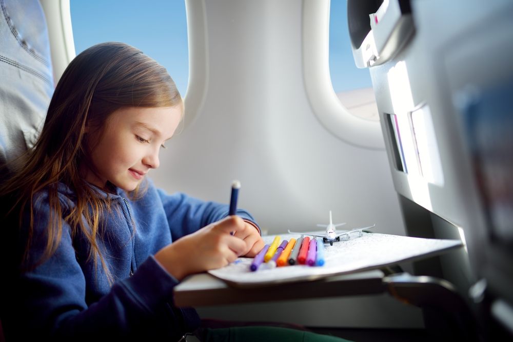 Viaggi in aereo con bambini: colorare per trascorrere il tempo 